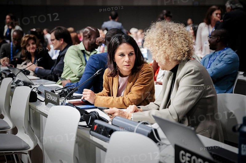 Annalena Baerbock (Buendnis 90 Die Gruenen), Bundesaussenministerin, Jennifer Lee Morgan, Staatssekretaerin und Sonderbeauftragte fuer internationale Klimapolitik im Auswaertigen Amt, aufgenommen im Plenum der COP28 in Dubai, 08.12.2023