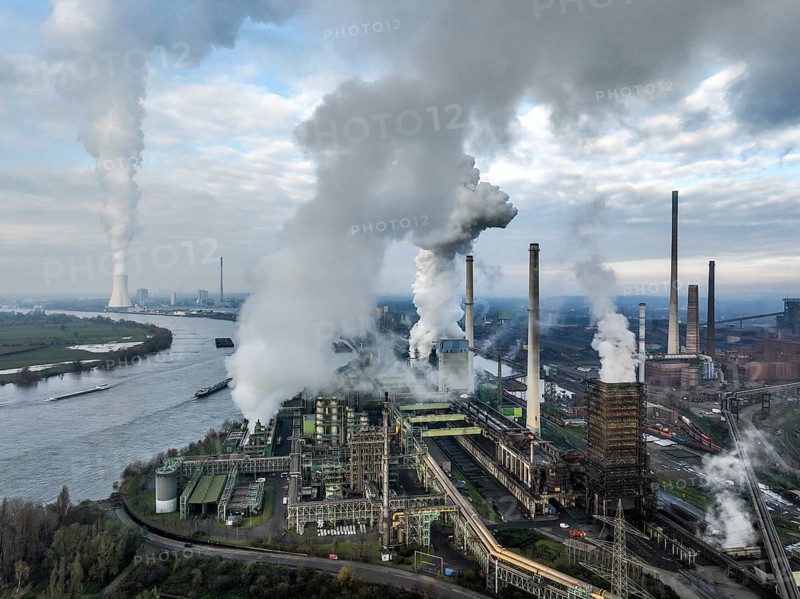 Duisburg, Ruhr area, North Rhine-Westphalia, Germany, ThyssenKrupp Steel Europe, steelworks with coking plant Schwelgern KBS thyssenkrupp Steel in Duisburg-Marxloh on the Rhine, at the back left the STEAG Walsum power plant, a coal-fired power plant in Duisburg-Walsum. Theme picture: COP28, the United Nations Climate Change Conference 2023, will take place in Dubai from 30 November to 12 December. At the 2015 climate summit in Paris, the international community agreed on the 1.5-degree target to avert a climate catastrophe, Europe