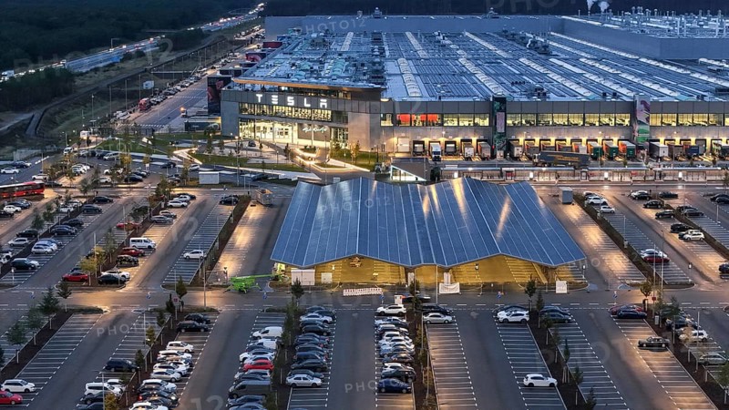 Tesla Giga Factory at the blue hour, centre, photovoltaic system above a charging station for electric vehicles, Grünheide, 25.09.2024, Grünheide, Brandenburg, Germany, Europe