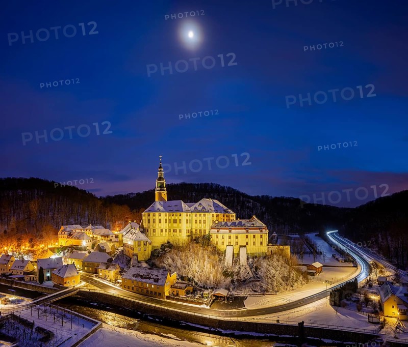 Winter evening in the Müglitz valley, impressively illuminated Weesenstein Castle at the blue hour, Weesenstein, Saxony, Germany, Europe