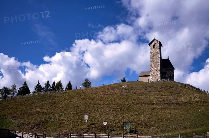 Hikers in front of St. Vigilius church, Vigilius on the yoke, faith trail, near Lana, South Tyrol, Autonomous Province of Bolzano, Italy, Europe