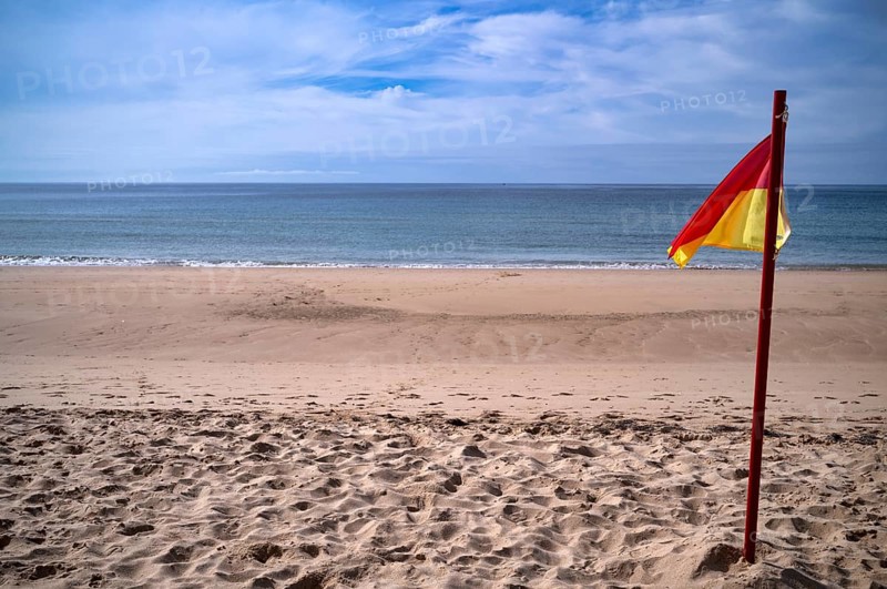 Flag on the beach, guarded, indication of ocean currents and tides, tides, sea, sandy beach, Meia Praia beach, sea, Lagos, Atlantic Ocean, Algarve, Portugal, Europe