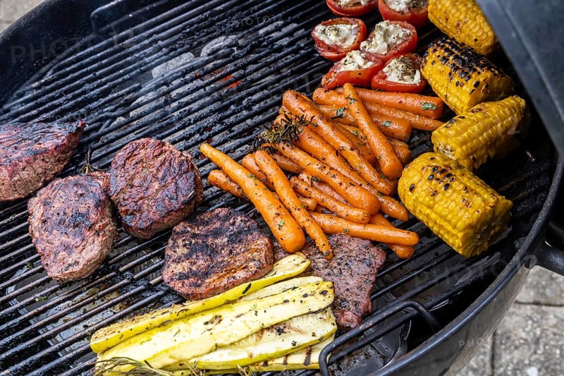 Whether vegetarian or with meat: barbecues are on trend. Vegetables such as carrots, tomatoes and courgettes as well as steaks on a kettle grill. Germany
