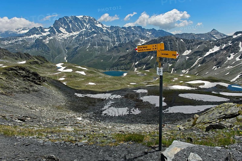 Signpost at the Col du Bastillon pass, view to the summit of Mont Velan, Valais Alps, Valais, Switzerland, Europe
