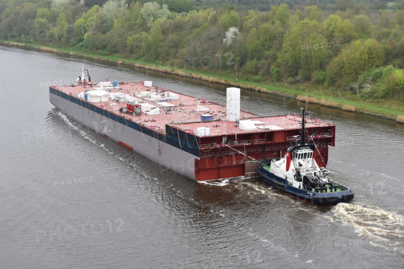 Tugboat pulling ship, ship component Lse Casco Project through the Kiel Canal to Papenburg, Schleswig-Holstein, Germany, Europe