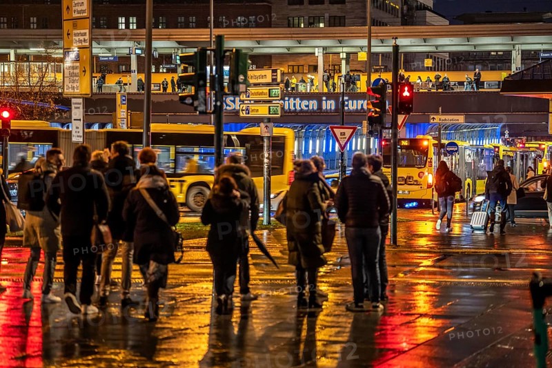 Pedestrian, in rainy weather, at a traffic light, pedestrian crossing, at the main railway station in the city centre of Essen, heavy traffic, North Rhine-Westphalia, Germany, Europe