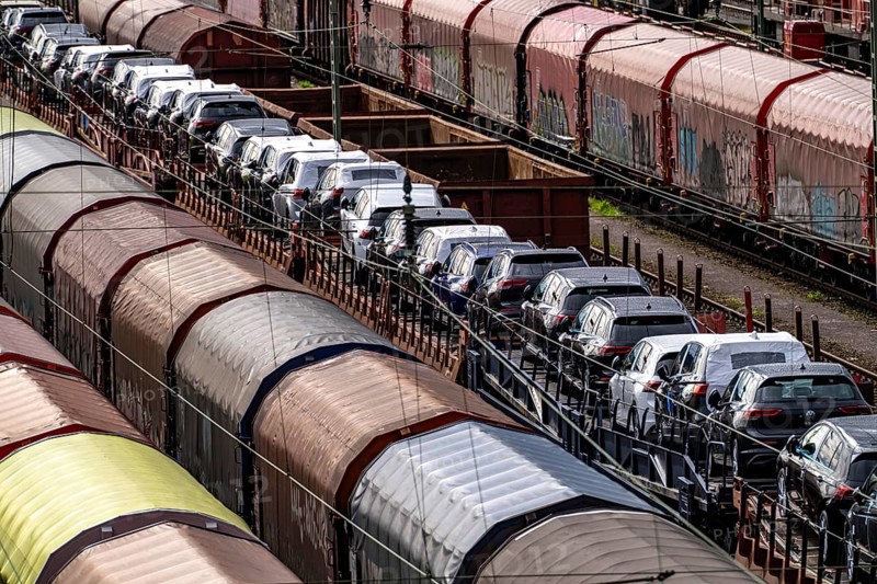 The Hagen-Vorhalle marshalling yard, one of the 9 largest in Germany, is located on the Wuppertal-Dortmund railway line and has 40 directional tracks on which goods trains are assembled, North Rhine-Westphalia, Germany, Europe