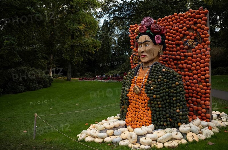 Figure of the Mexican painter Frida Kahlo, pumpkin exhibition, pumpkins, Blühendes Barock, Ludwigsburg, Baden-Württemberg, Germany, Europe