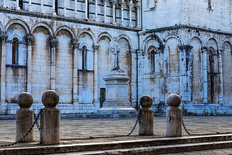 Piazza San Michele with the statue of the Italian politician Francesco Burlamacci, behind the facade of the church of San Michele in Foro, historic city centre, Lucca, Tuscany, Italy, Europe