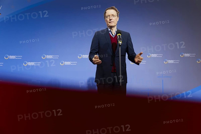Karl Lauterbach (SPD), Federal Minister of Health, Door step, Ukraine Recovery Conference URC in Berlin.