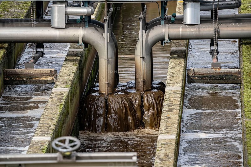 Secondary clarifier, Emschergenossenschaft wastewater treatment plant in the Weilheimer Mark in Bottrop, North Rhine-Westphalia, Germany, Europe