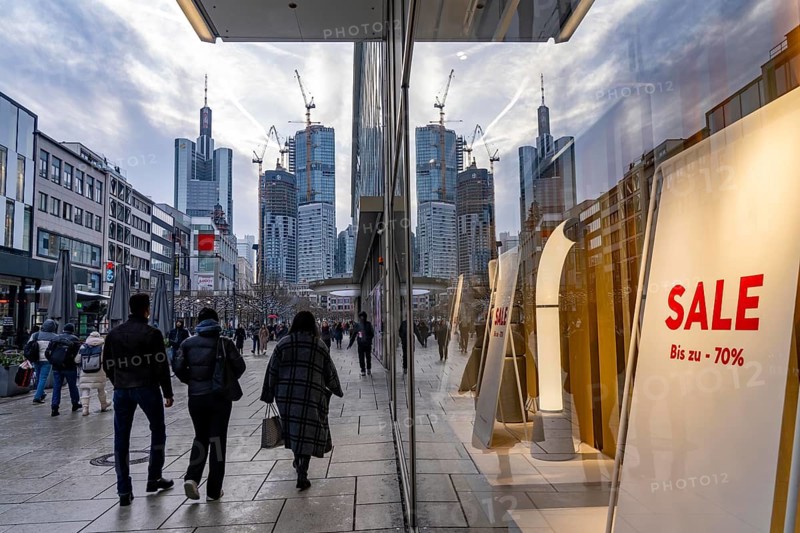 Zeil shopping street, pedestrian zone, winter weather, city centre skyline, sale, banking district, people shopping, Frankfurt am Main, Hesse, Germany, Europe