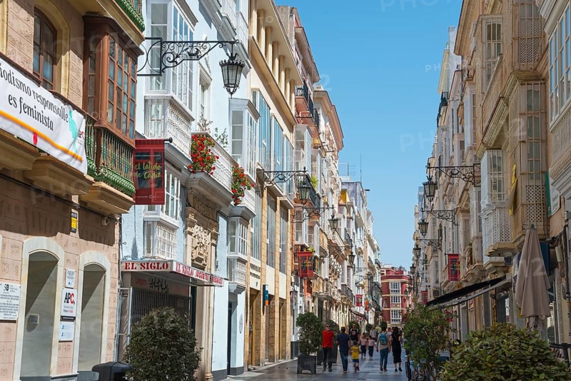 Narrow alley with colourful houses, lively atmosphere and decorative shutters, pedestrian zone, Calle Ancha alleyway, old town, Cadiz, Cadiz, Andalusia, Spain, Europe