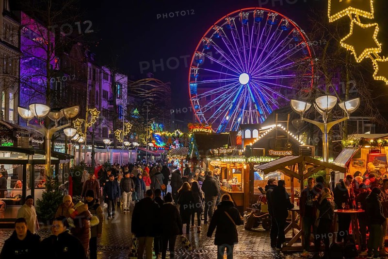Christmas market on Königsstraße in the city centre of Duisburg, pre-Christmas season, Christmas lights, Ferris wheel, Christmas market stalls, crowds, North Rhine-Westphalia, Germany, Europe