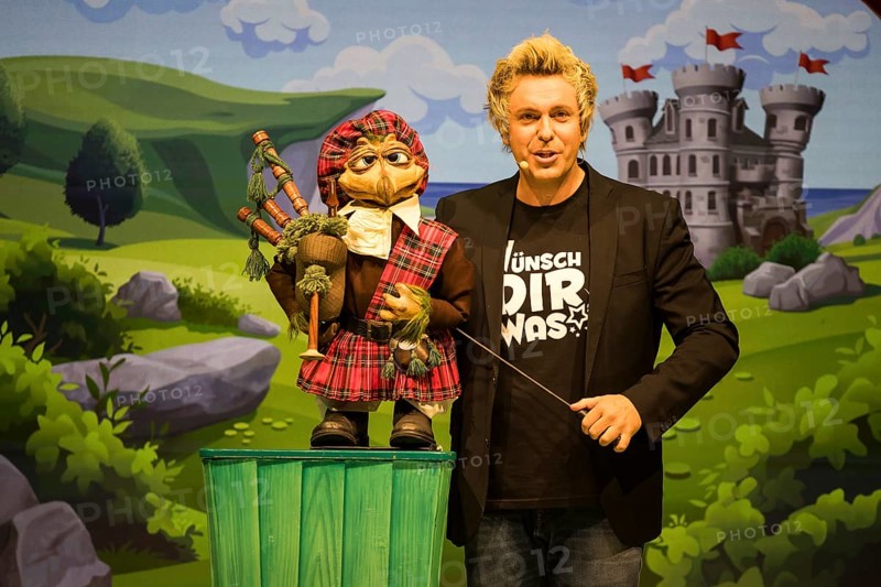 Sascha Grammel with hand puppet Frederic Freiherr von Furchensumpf live on Wünsch dir was Tour at the Tempodrom in Berlin on 12 October 2024