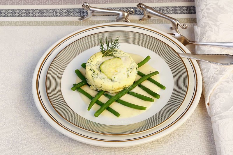 Swabian cuisine, oven-baked pike-perch on princess beans with lemon sauce, fish dish, pike-perch fillet, courgette, green beans, dill, starter, from the oven, casserole, arranged on a plate, traditional cuisine reinterpreted, food photography, studio, Germany, Europe