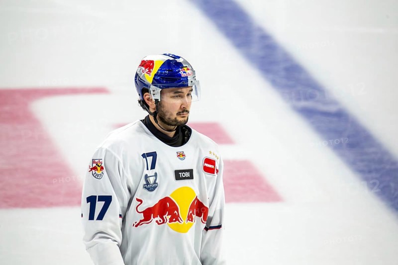 DEL, German Ice Hockey League 2024/25 season, playoff quarter-finals, game 3: Adler Mannheim vs Red Bull Munich***Taro Harose (17, Munich)