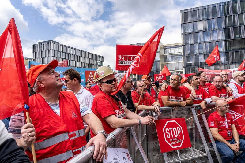 Demonstration by many thousands of steelworkers in front of the ThyssenKrupp headquarters in Essen against massive job cuts following the involvement of a foreign investor in the company, massive criticism of Group CEO Miguel López, North Rhine-Westphalia, Germany, Europe