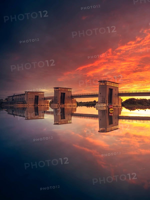 View of the Langwedel hydroelectric power station at sunset, Langwedel, Verden, Lower Saxony, Germany, Europe