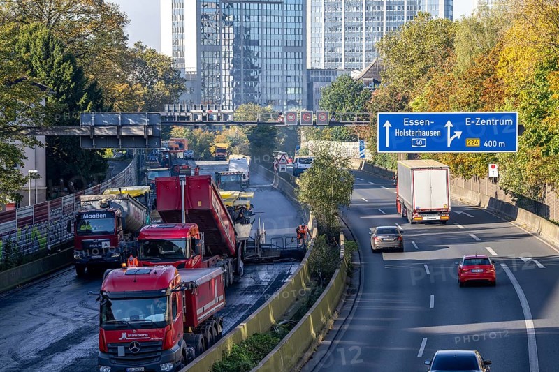 New whisper asphalt surface for the A40 motorway, in the city of Essen, direction Dortmund, 95, 000 square metres of porous asphalt will be laid over a distance of around 6 km, the motorway will be closed for 1 week, North Rhine-Westphalia, Germany, Europe