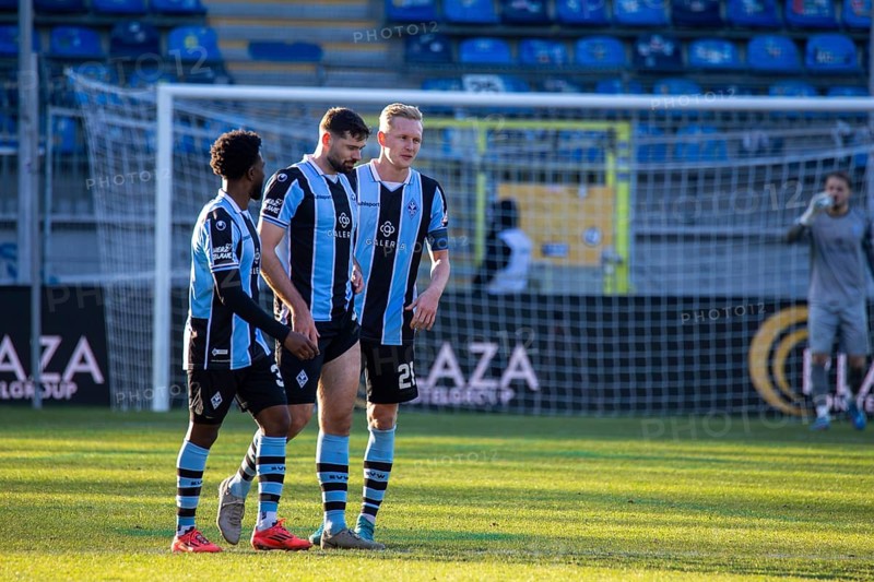 Football 3rd division, 2024/25 season, matchday 22: Waldhof Mannheim vs SC Verl. Picture: The SV Waldhof players disappointed after the match