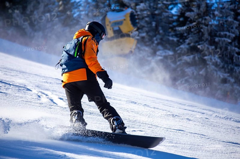 Oberjoch, Bavaria: Experienced snowboarder on a red piste