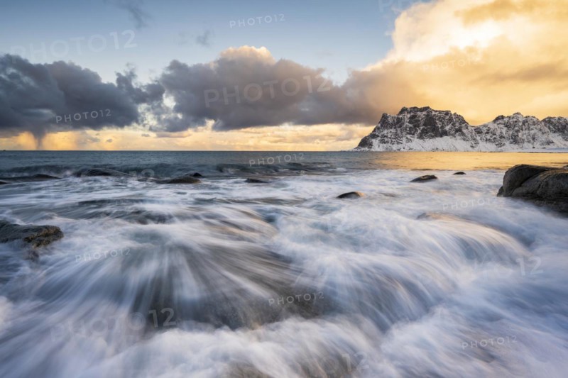 Waves on the beach at Uttakleiv, Vestvågøya, Lofoten, Norway, Europe