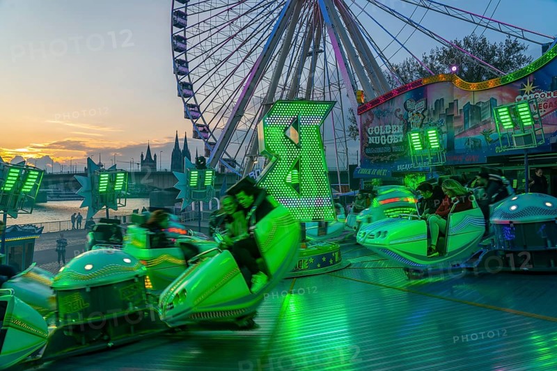 Deutz funfair on the Rhine, at Easter, funfair, break-dancer ride, Ferris wheel, Cologne Cathedral, Cologne, North Rhine-Westphalia, Germany, Europe