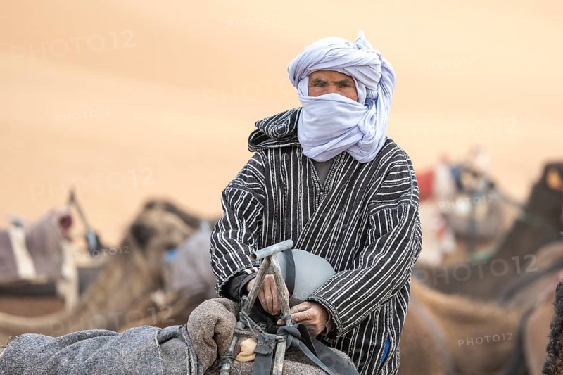 Berber with turban by his camels, desert, Erg Chebbi, Sahara, Merzouga, Morocco, Africa