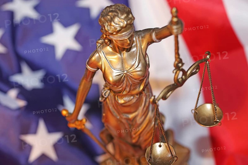 Symbolic image: Justitia in front of a USA flag
