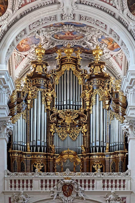 Main organ with 126 stops, part of the largest organ system in Europe, St. Stephen's Cathedral, Baroque, built from 1668-1693, Episcopal Church, Catholic, Cathedral Square, Old Town, Three Rivers City of Passau, independent university city, administrative district of Lower Bavaria, Eastern Bavaria, Bavaria, Germany, Europe
