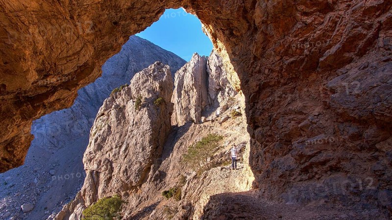 Rock gate, hikers on hiking trail, Gingilos, hiking on the Gingilos, morning light, cloudless blue sky, Samaria Gorge, Omalos, Lefka Ori, White Mountains, West Crete, island of Crete, Greece, Europe