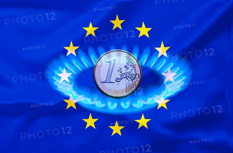Gas flame with 1 euro coin, gas embargo, energy prices, inflation rate, gas price, studio