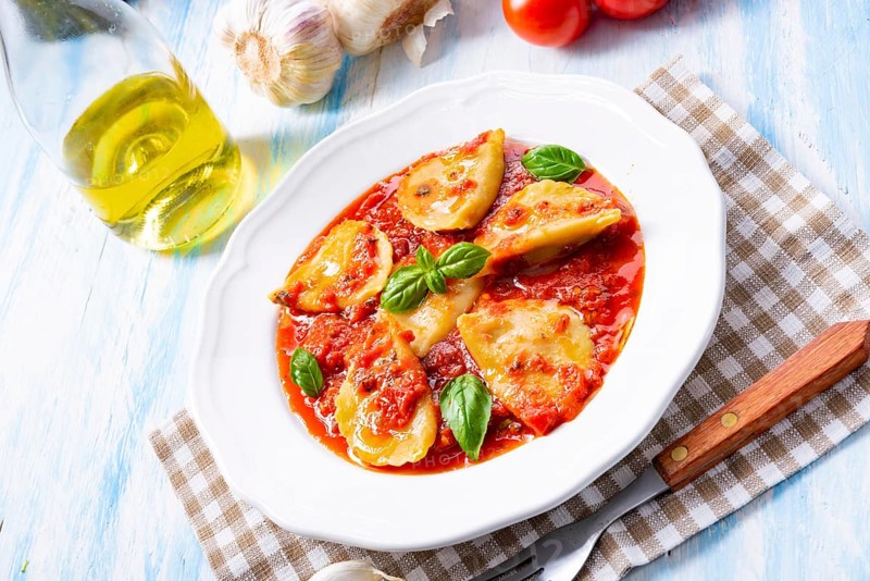 Köstliche Pasta - Ravioli in Tomatensauce mit Basilikum