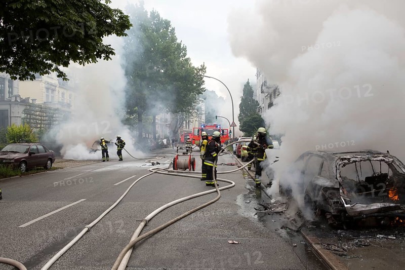 Fire brigade extinguishes burning cars on the Elbchaussee in Hamburg after the riots at the G20 summit, 2017