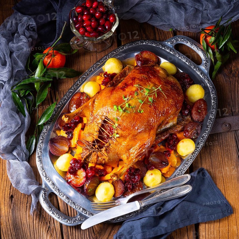 Leckeres Duck geröstet mit Thymian und Apfel
