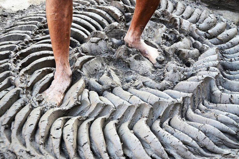 Potter legs crushing soil, jodhpur, rajasthan, india, asia