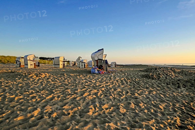 Sandy beach beach with beach chairs in Sahlenburg, Cuxhaven, Lower Saxony, Germany, Europe