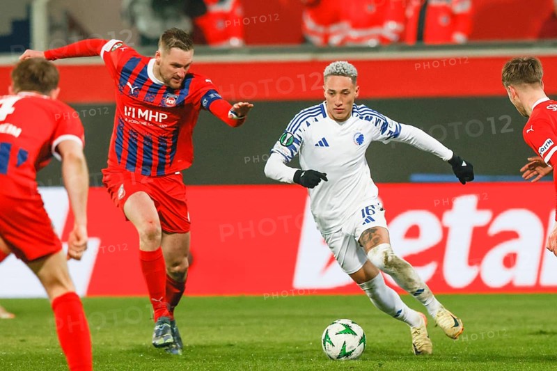Germany: Football Conference League, Play-Offs - 1. FC Heidenheim-FC Copenhagen -Voith-Arena, Heidenheim: duel between Patrick MAINKA 1. FC Heidenheim left and ROBERT FC Copenhagen