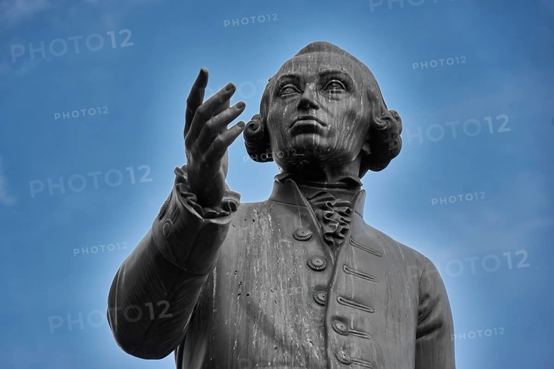 Kant Monument, statue of Immanuel Kant, German philosopher of the Enlightenment, Ulitsa Universitetskaya, Kaliningrad, Kaliningrad Oblast, Russia, Europe
