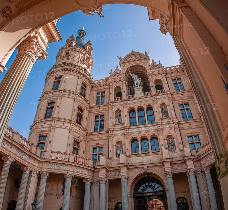 Portal at the entrance to Schwerin Castle, main façade with equestrian statue of the Abodrite Prince Niklot I, seat of the Mecklenburg-Vorpommern state parliament, Schwerin, Mecklenburg-Vorpommern, Germany, Europe