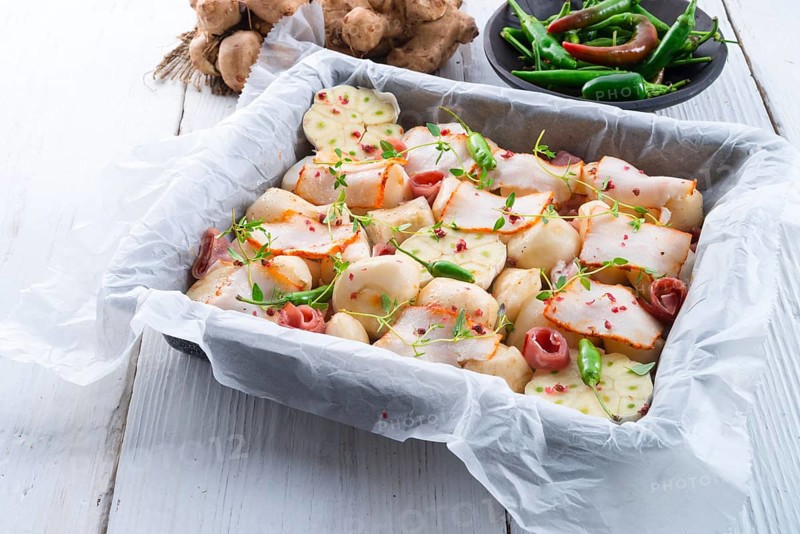 Jerusalem artichoke au gratin with ham and chili