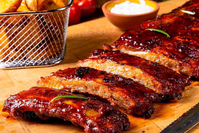 Bbq ersatzribs auf der platte mit grünem salat und weißer soße