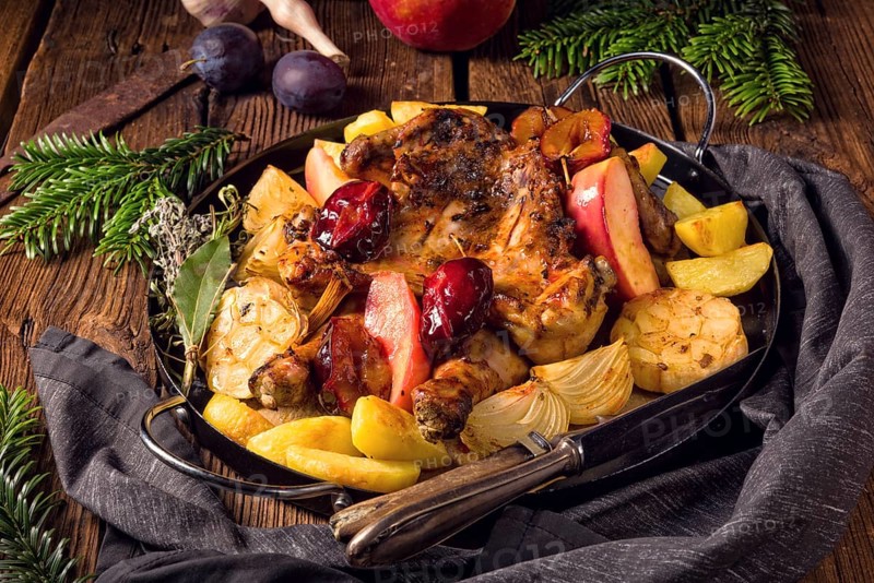 Chicken pieces with fruit and vegetables from the oven