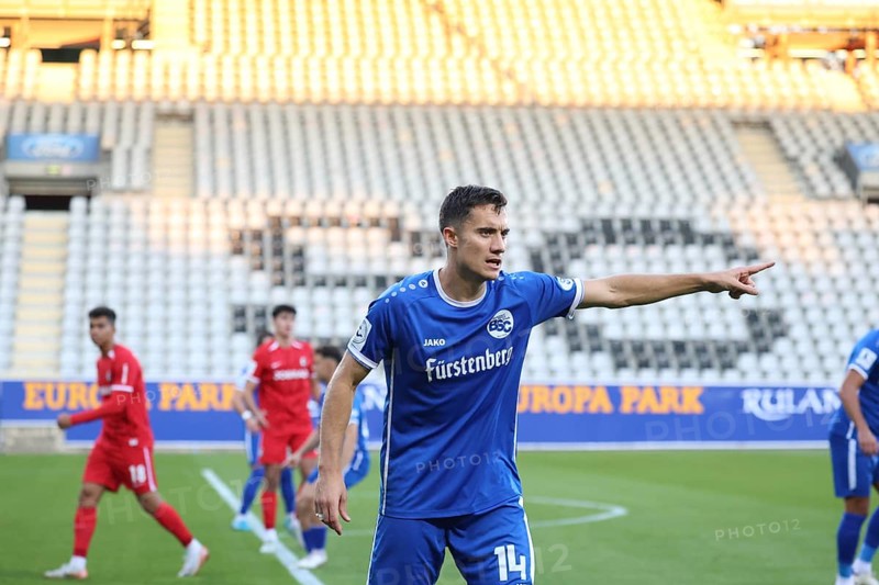 This way, Rico Wehrle (Bahlinger SC /BSC) shows the match of the Soccer-RL SW 24-25: 9. Sptg: SC Freiburg II vs Bahlinger SC, Freiburg im Breisgau, Germany / Germany