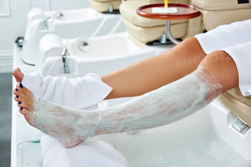 Pedicure nourishing moisturizer mask legs cling film wrap heat effect in nail salon