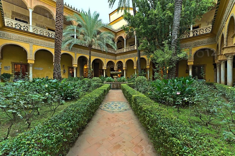 Courtyard of the Palacio de las Duenas with no visitors short before closing time