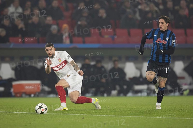 Football match, Jeff CHABOT VFB Stuttgart with back pass to the back, Nicolo' ZANIOLO Atalanta Bergamo arrives but too late, Stuttgart Arena, Stuttgart