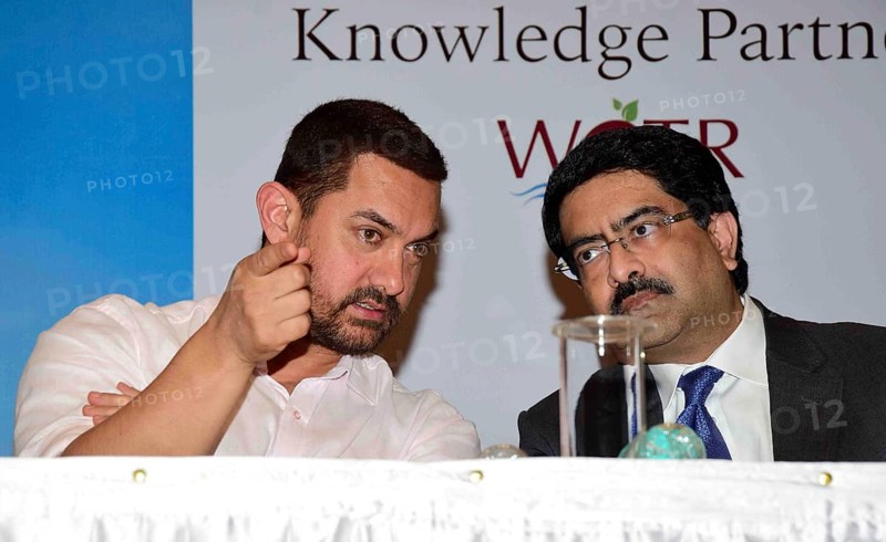 Bollywood actor Aamir Khan Kumar Mangalam Birla Aditya Birla Group press conference announce Satyamev Jayate Water Cup Mumbai