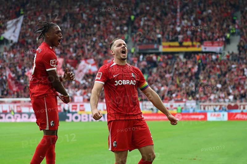 Christian Günter (SC Freiburg) celebrates his goal to make it 3-0 at half-time, Junior Adamu (SC Freiburg) is happy with him during the 1st FBL: 24-25: 1st FBL: 24-25: 7th Sptg. SC Freiburg - FC Augsburg DFL REGULATES PROHIBIT ANY USE OF PHOTOGRAPHS AS IMAGE SEQUENCES AND/OR QUASI-VIDEONan Photo: Joachim Hahne/johapress, Freiburg, Germany / Germany